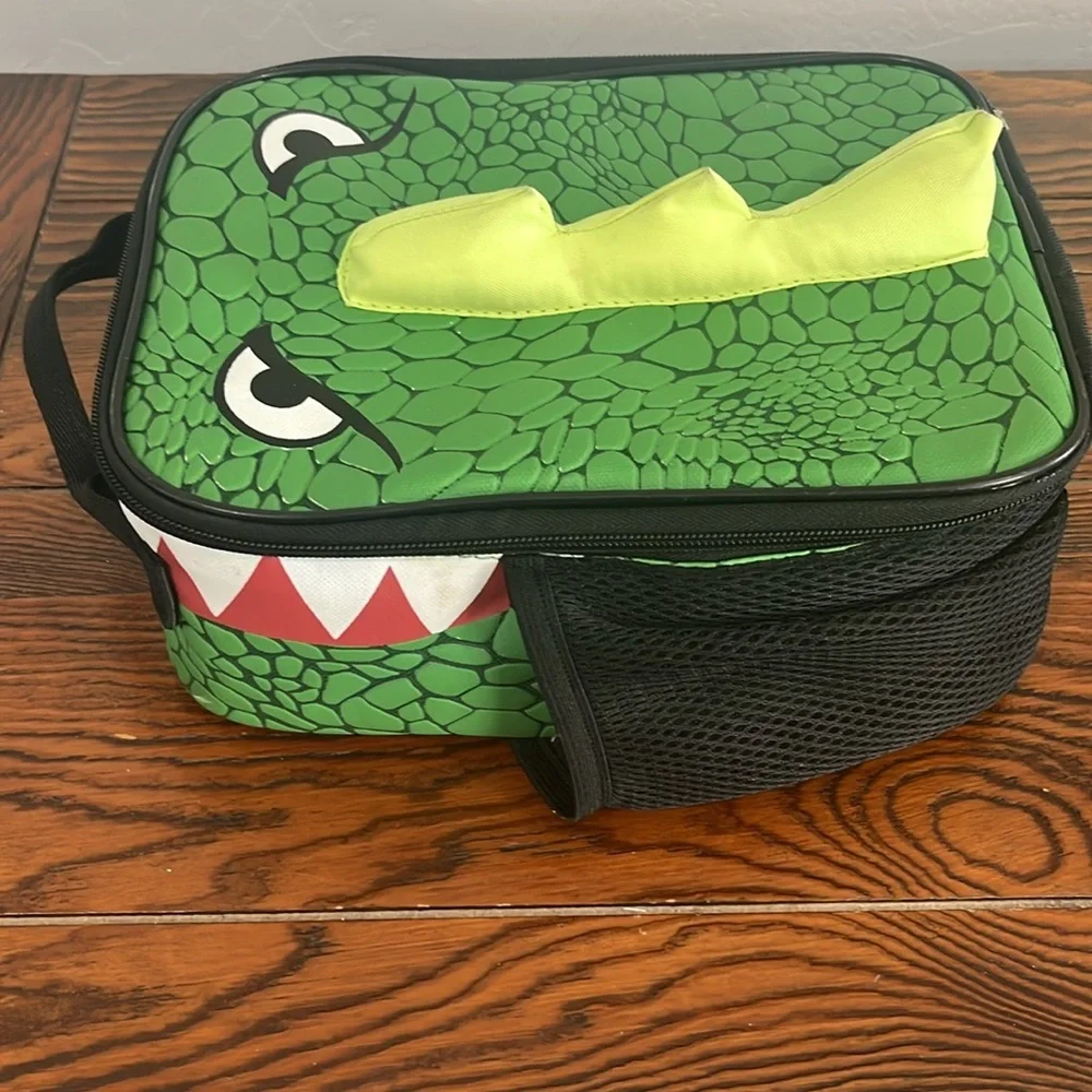 Dinosaur kids lunchbox preowned good condition
